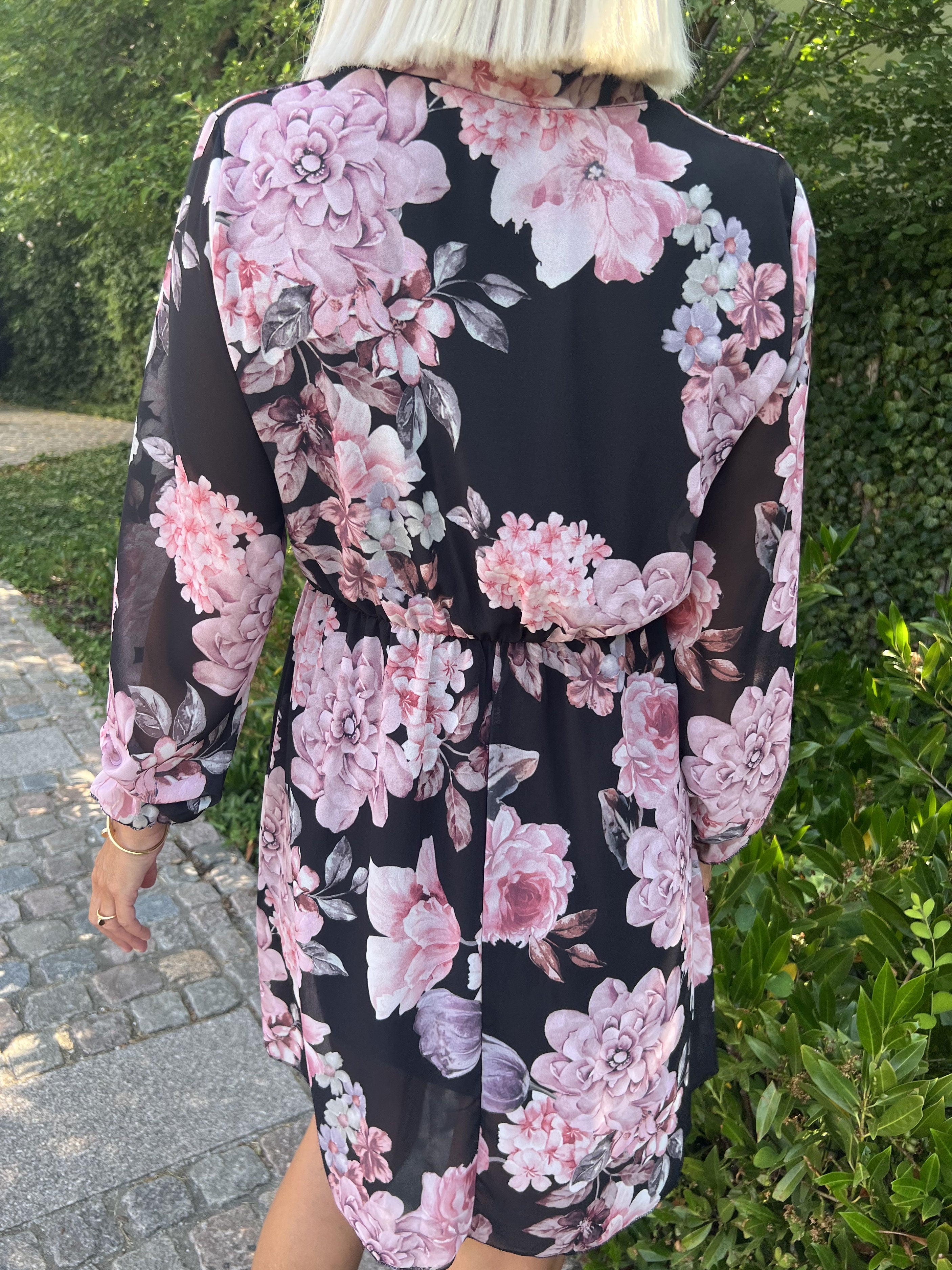 Caramella - Söt sommarklänning i chiffong med blommönster